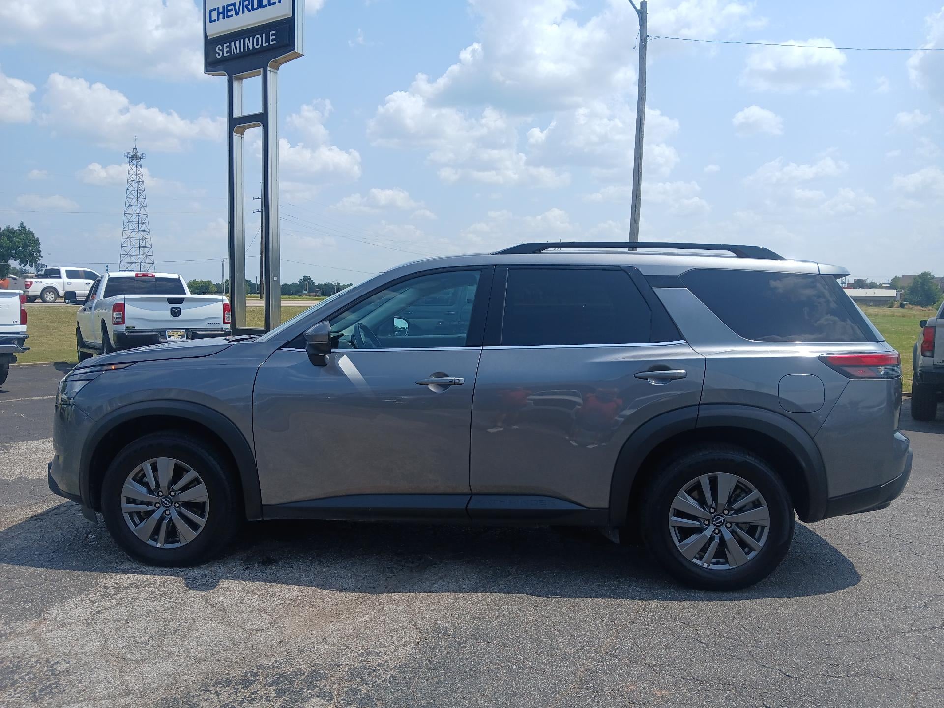 2025 Nissan Pathfinder SV